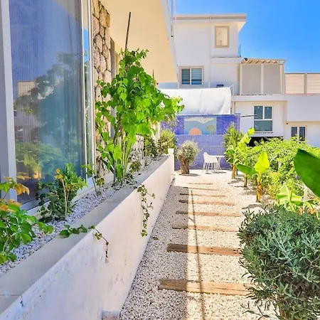Luxury 2 Bed With Infinity Pool & Sea Views *