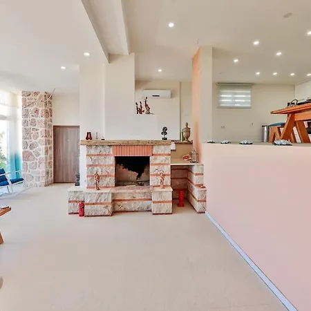 Luxury 2 Bed With Infinity Pool & Sea Views