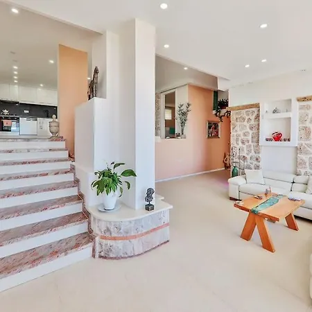 Luxury 2 Bed With Infinity Pool & Sea Views *