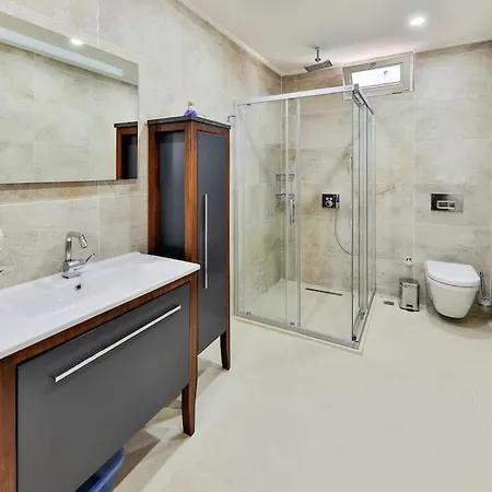 Luxury 2 Bed With Infinity Pool & Sea Views *
