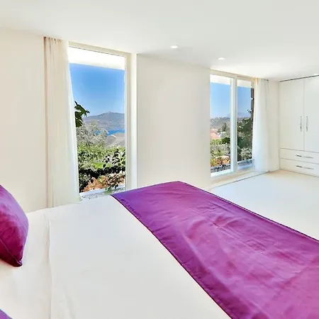 Luxury 2 Bed With Infinity Pool & Sea Views